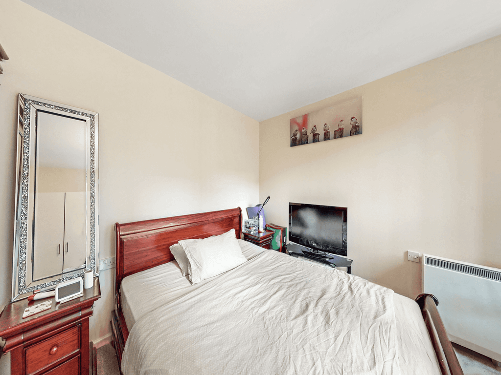 1 bed flat for sale in Millharbour, London E14, £350,000