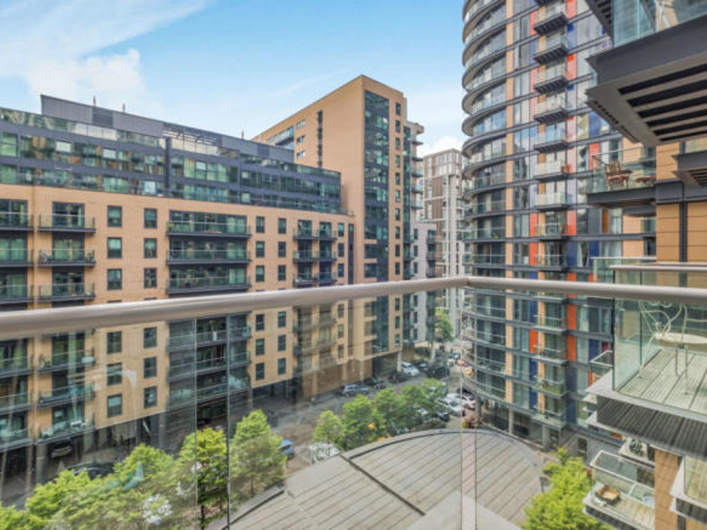 1 bed flat for sale in Millharbour, London E14, £350,000