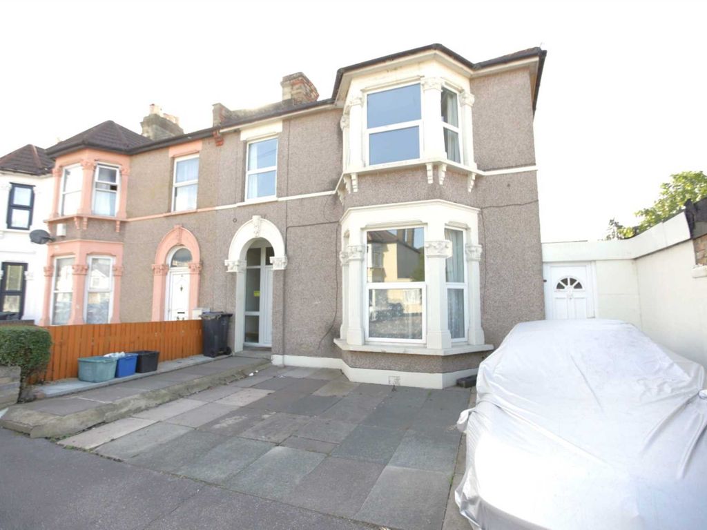 4 bed end terrace house for sale in Milverton Gardens, Ilford IG3, £600,000