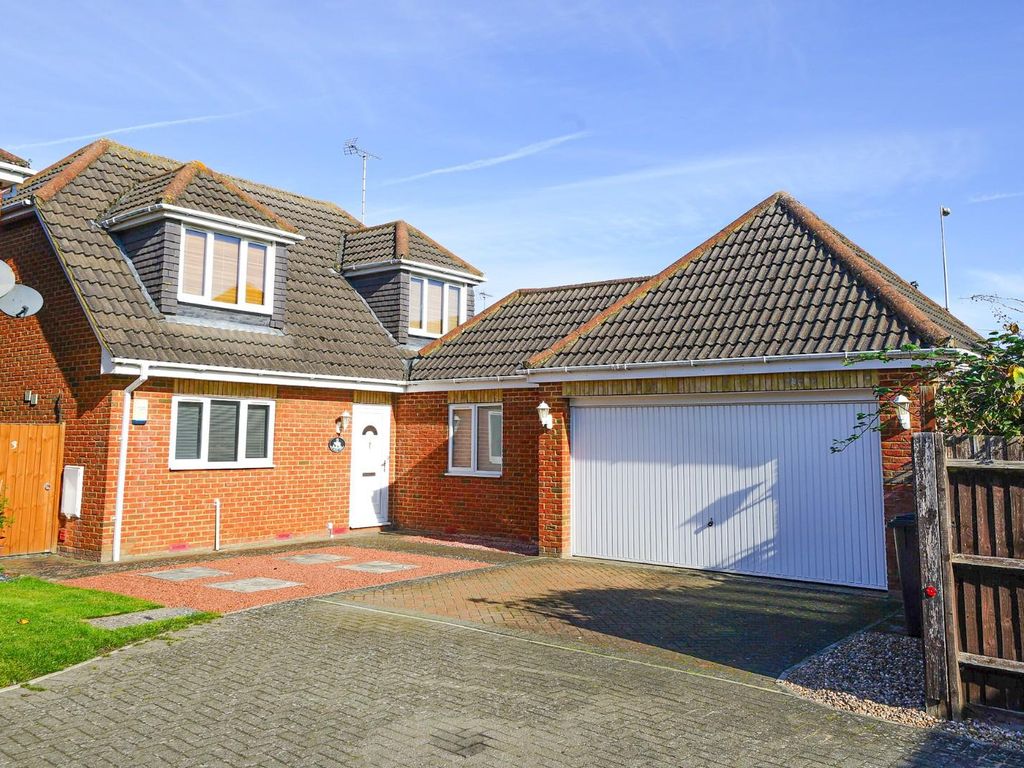 3 bed detached house for sale in Leighton Road, Hockliffe, Leighton Buzzard LU7, £475,000