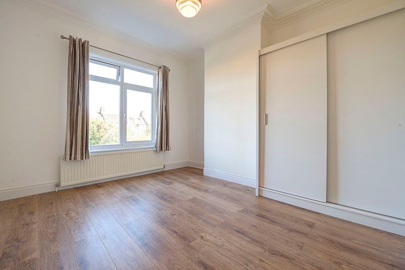 1 bed flat for sale in Lodge Drive, London N13, £375,000