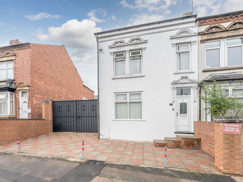 4 bed end terrace house for sale in Portland Road, Edgbaston, Birmingham B17, £460,000