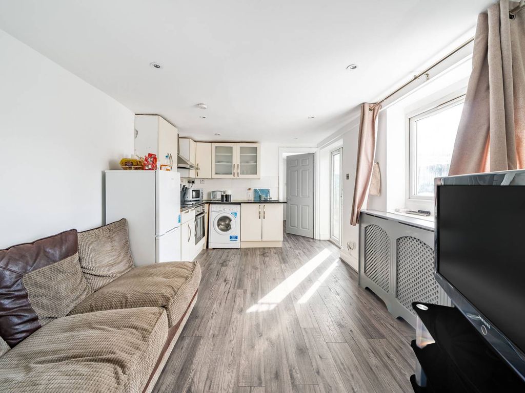 2 bed flat for sale in Highfield Road, Acton W3, £450,000