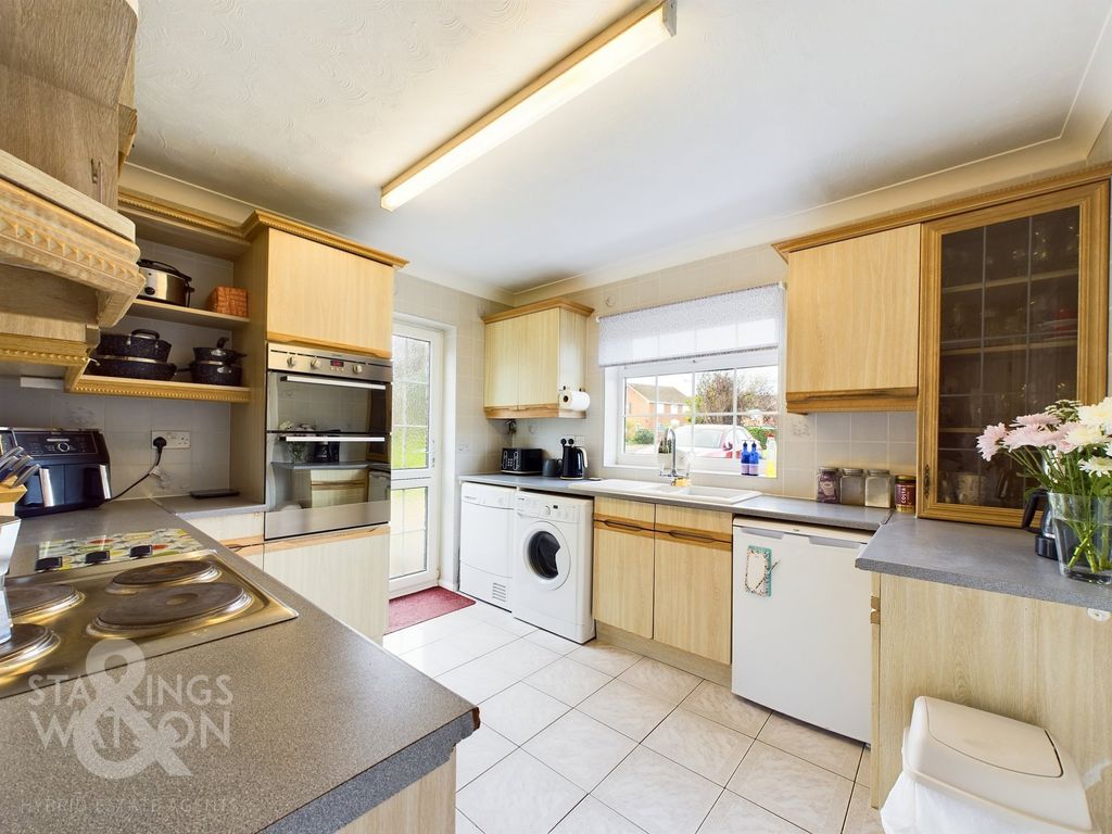 4 bed detached house for sale in Brookwood Close, Worlingham, Beccles NR34, £390,000