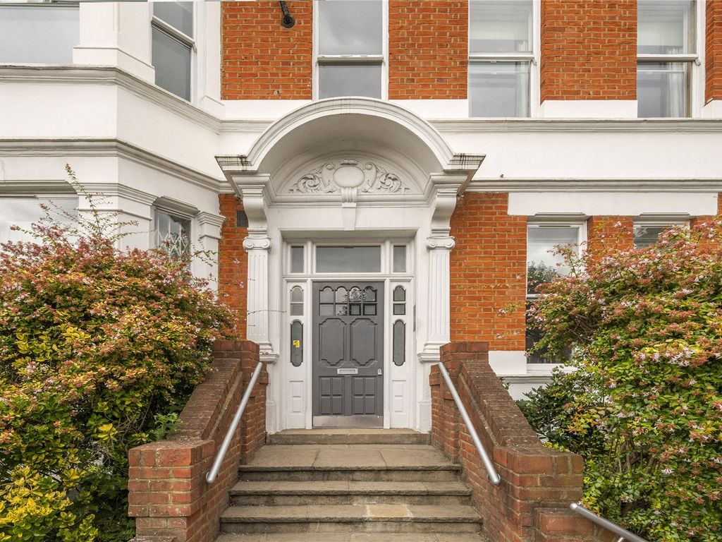 2 bed flat to rent in Finchley Road, Hampstead NW3, £3,200 pcm