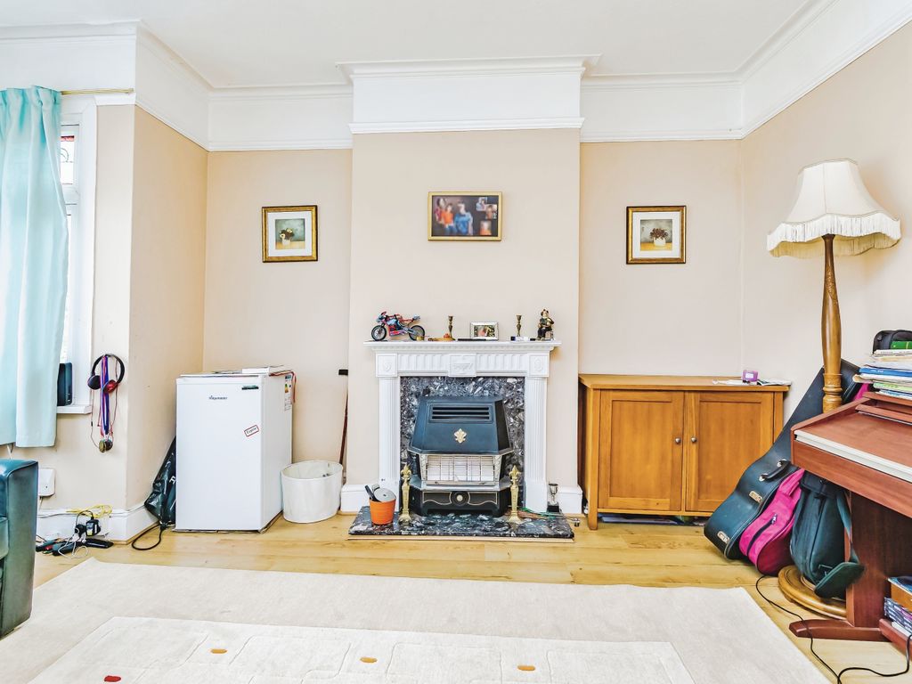 3 bed flat for sale in Lower Addiscombe Road, Croydon CR0, £325,000