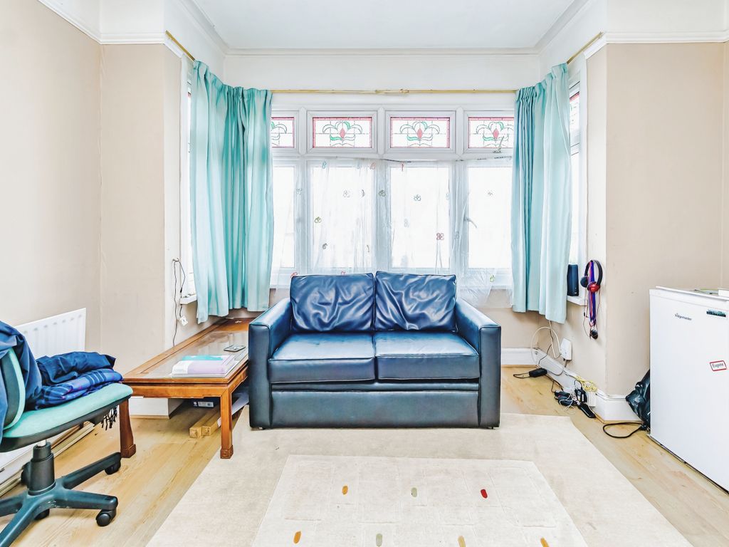 3 bed flat for sale in Lower Addiscombe Road, Croydon CR0, £325,000