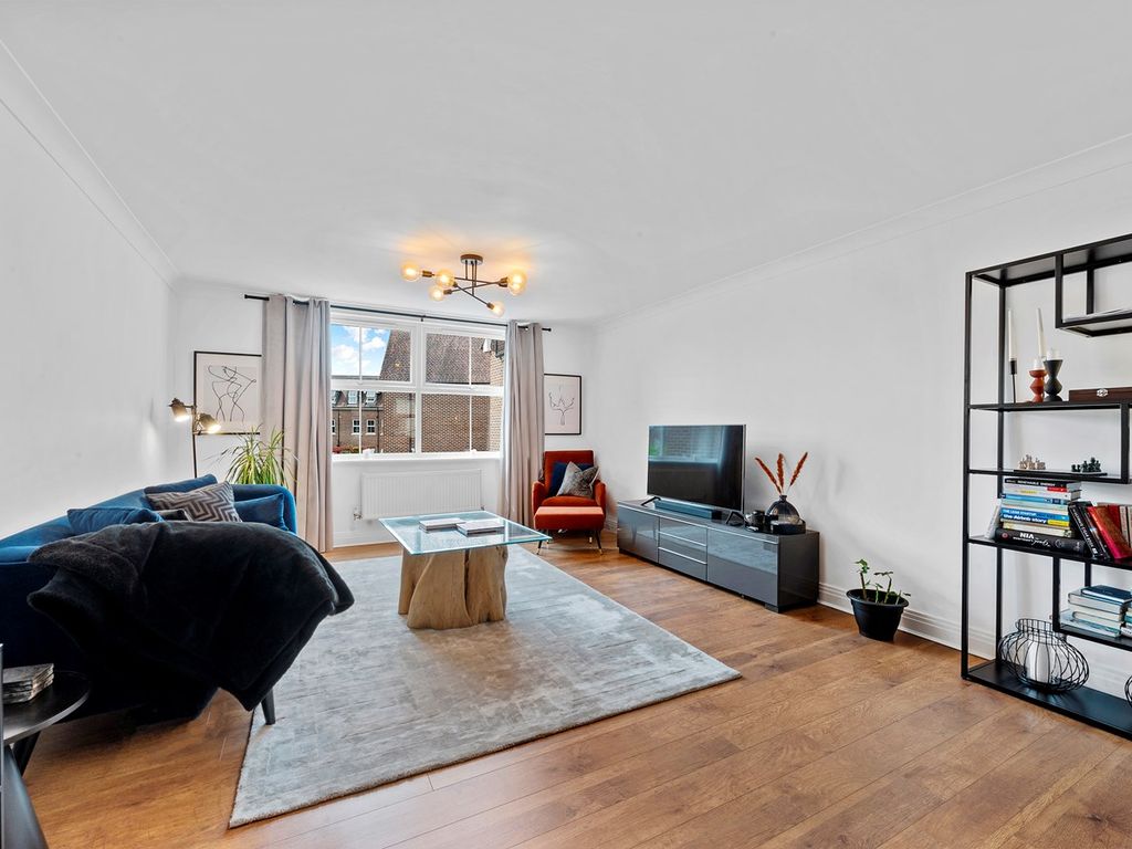 3 bed flat for sale in Baker Street, Weybridge KT13, £695,000