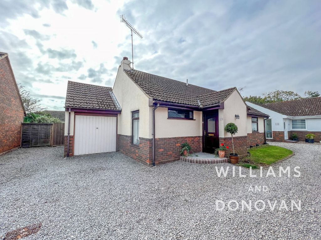 3 bed detached bungalow for sale in Walnut Court, Hockley SS5, £425,000