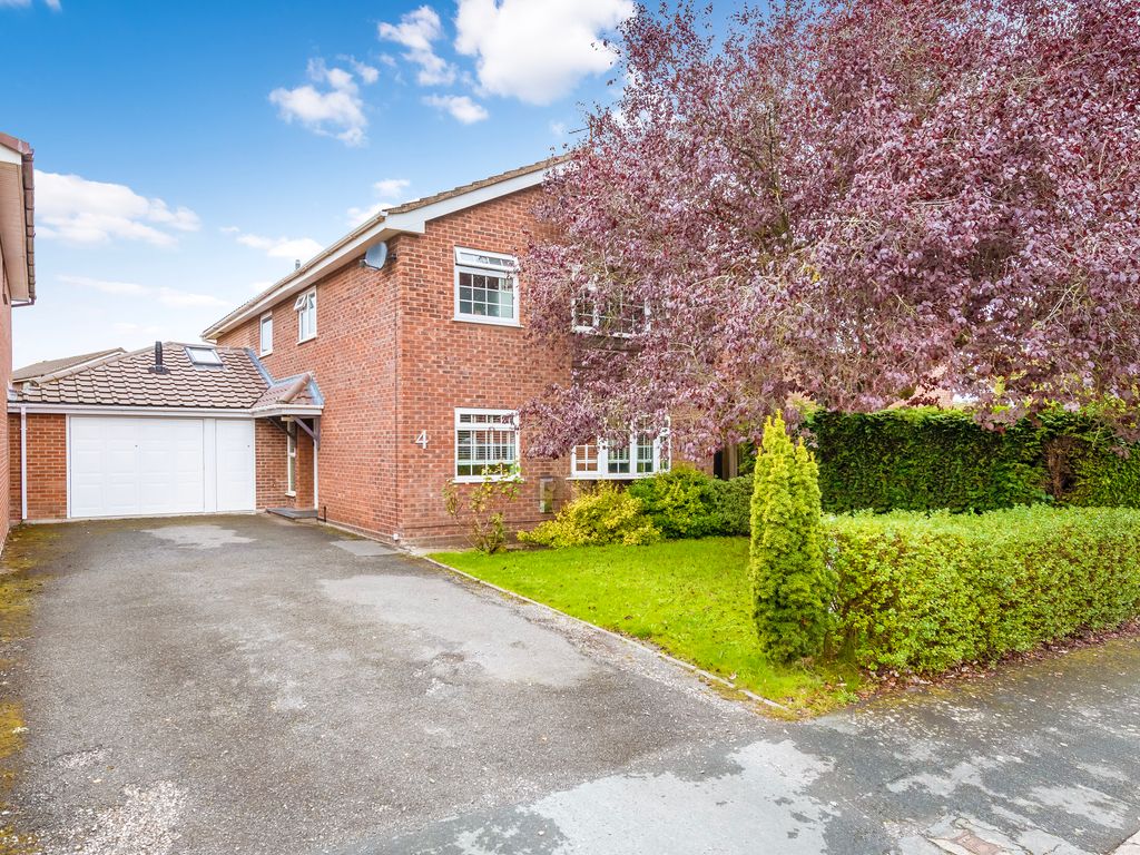 5 bed detached house for sale in Maynards Croft, Newport TF10, £450,000