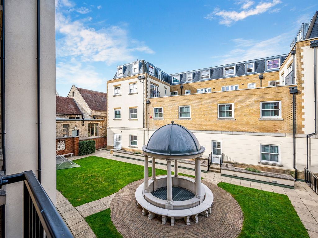 2 bed flat for sale in The Parade, Epsom KT18, £375,000