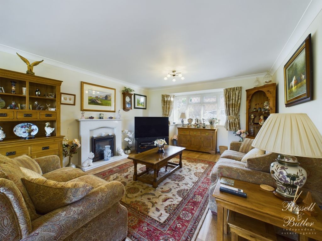 5 bed detached house for sale in Chestnut Leys, Steeple Claydon, Buckingham MK18, £559,950