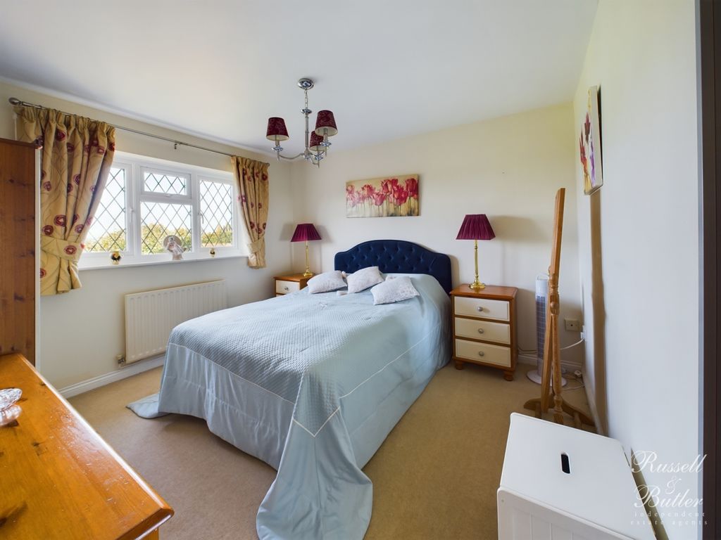 5 bed detached house for sale in Chestnut Leys, Steeple Claydon, Buckingham MK18, £559,950