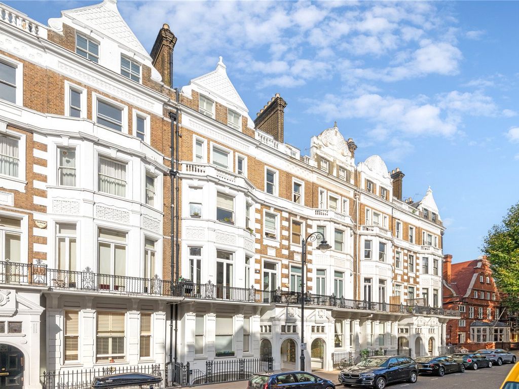 2 bed flat for sale in Harrington Gardens, London SW7, £1,295,000