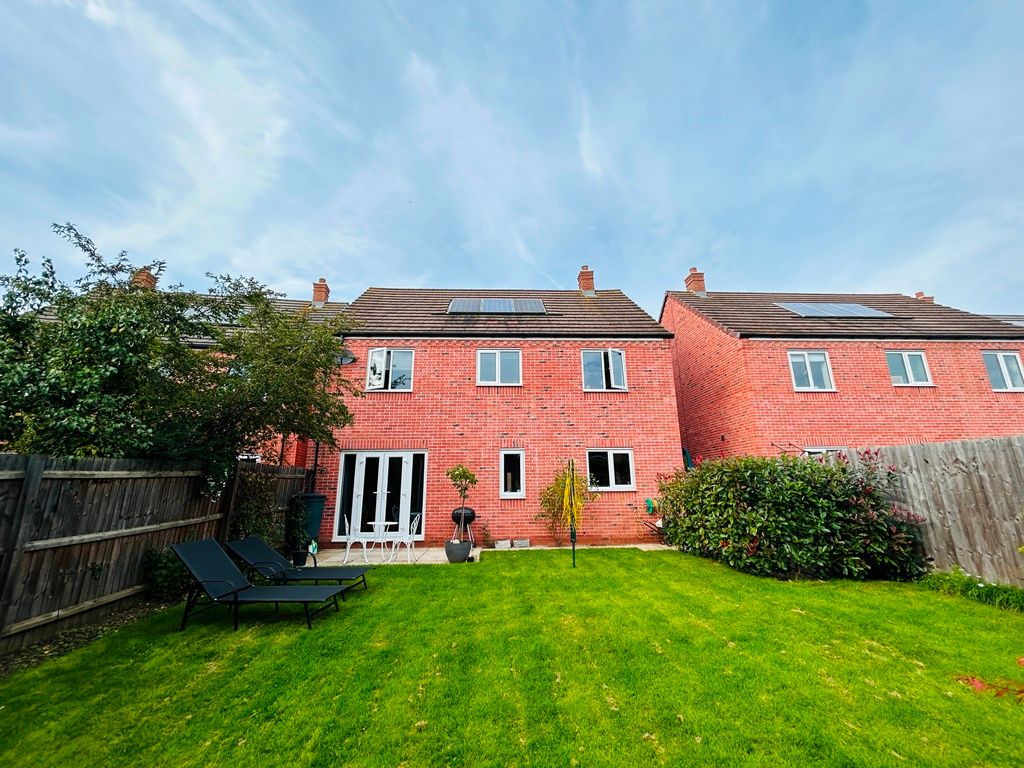 4 bed detached house for sale in Langston Way, Bidford-On-Avon B50, £390,000