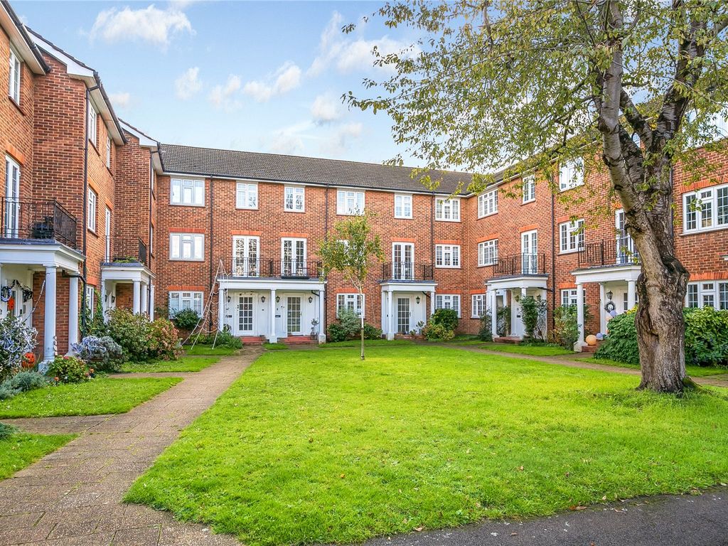 2 bed flat for sale in Kenmore Close, Kew, Surrey TW9, £470,000