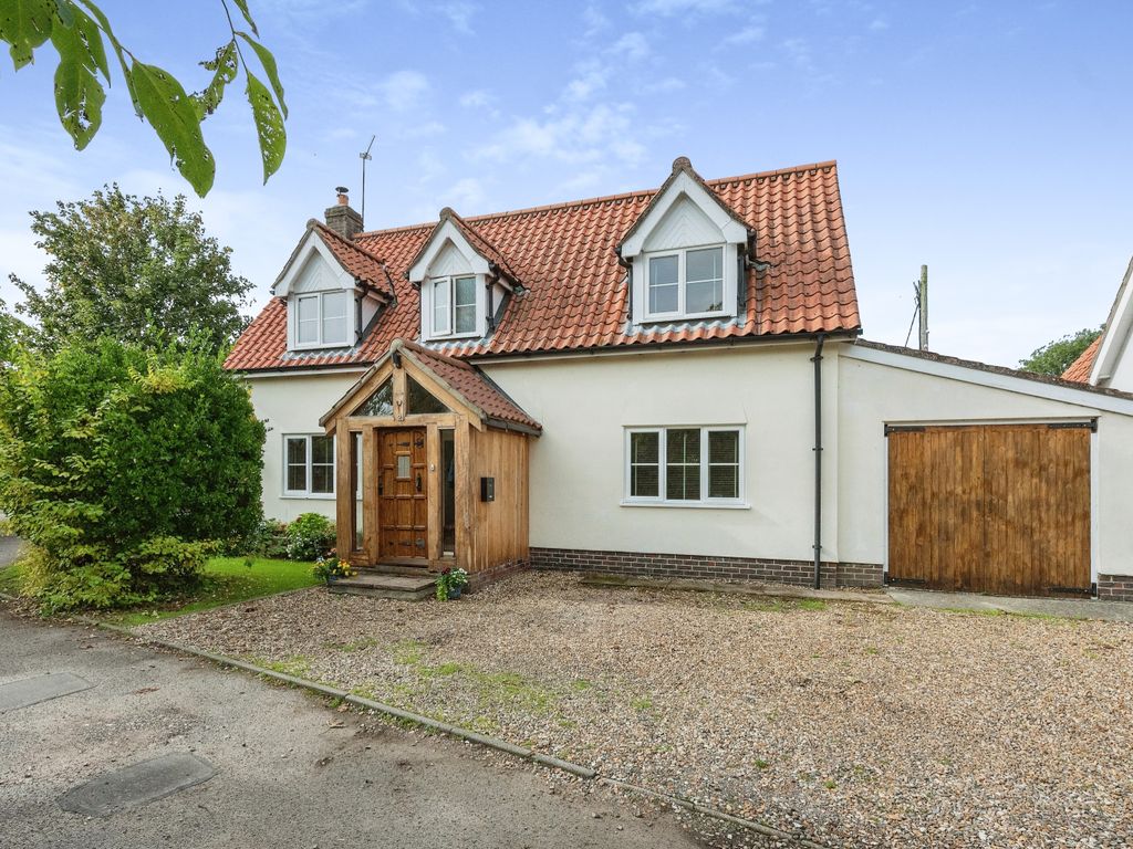 4 bed detached house for sale in Banham Road, Kenninghall, Norwich, Norfolk NR16, £500,000