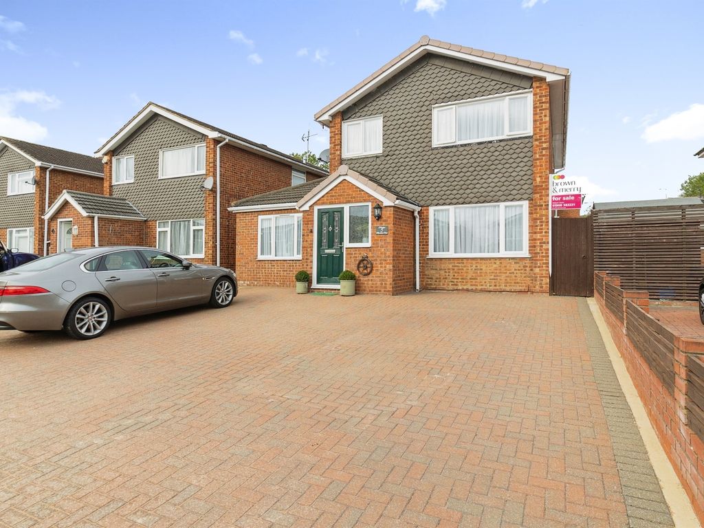 4 bed detached house for sale in Aberdeen Close, Bletchley, Milton Keynes MK3, £550,000