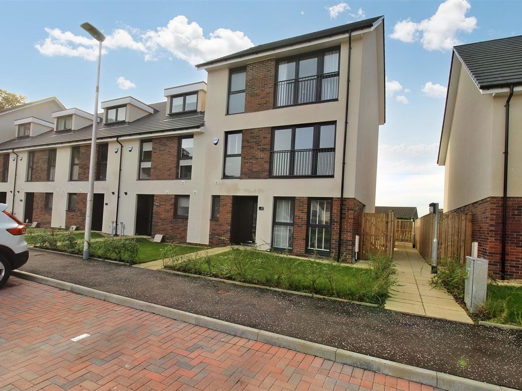 4 bed town house for sale in Teucheen Circle, Erskine PA8, £359,500