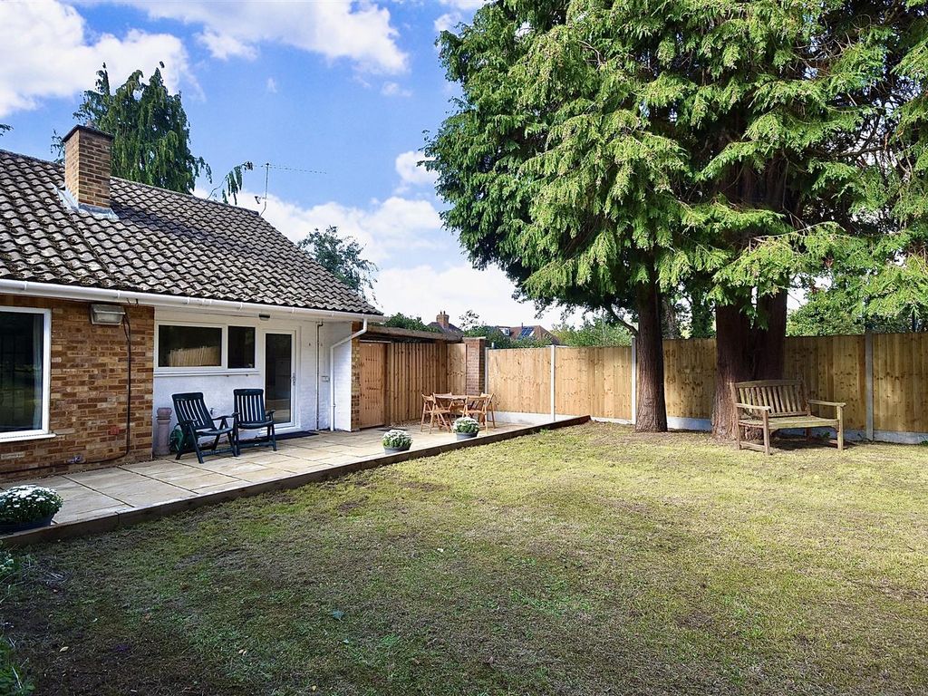 4 bed detached bungalow for sale in The Dell, Reach Lane, Heath And Reach LU7, £800,000