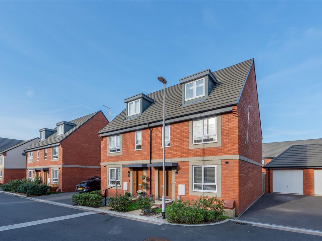 3 bed town house for sale in Maximus Gardens, Keynsham, Bristol BS31, £440,000