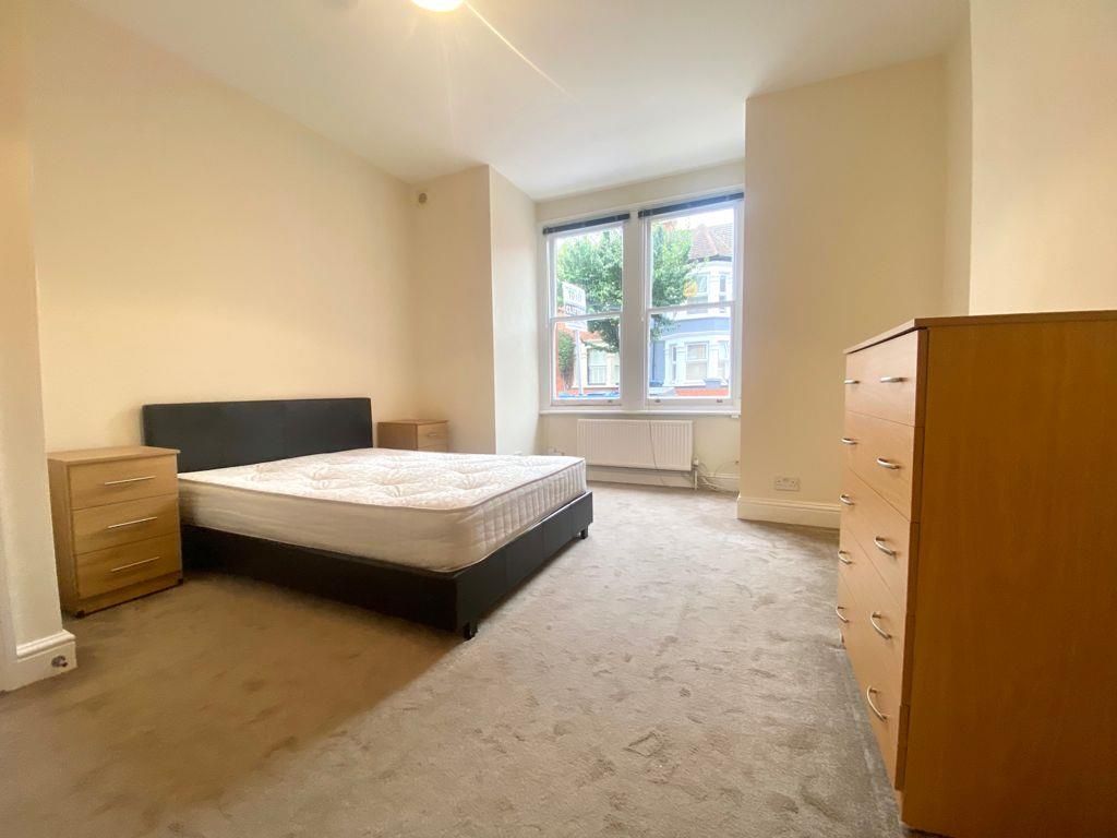 2 bed flat to rent in Cornwall Gardens, London NW10, £2,145 pcm