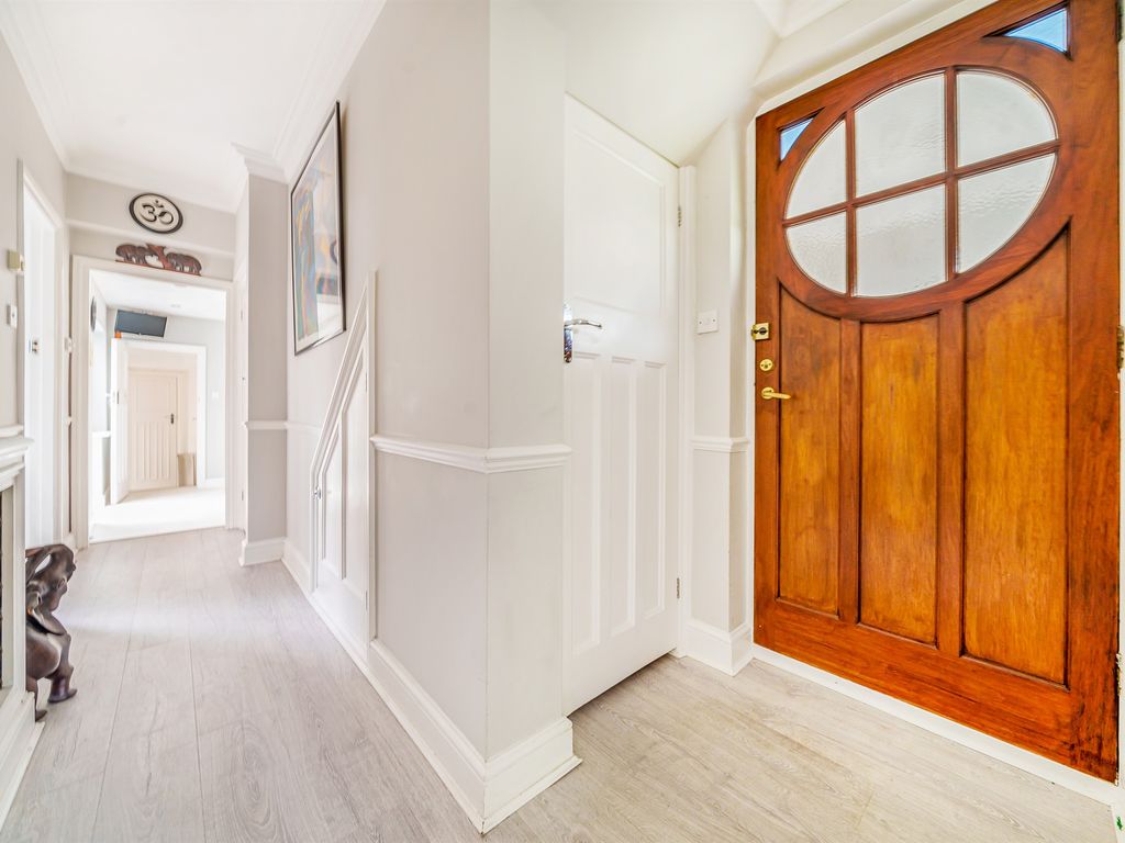 1 bed flat for sale in Gunnersbury Avenue, London W3, £495,000