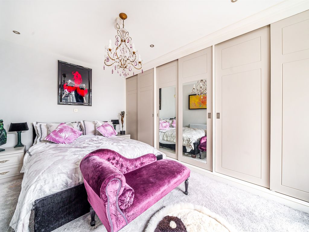 1 bed flat for sale in Gunnersbury Avenue, London W3, £495,000