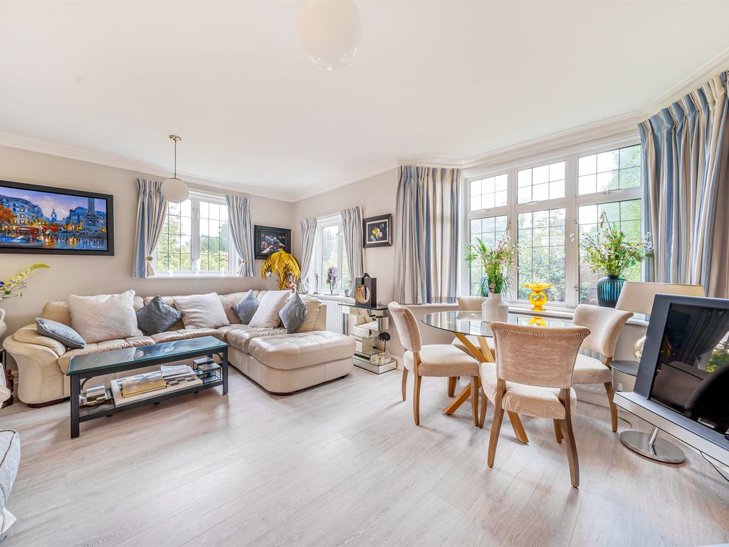 1 bed flat for sale in Gunnersbury Avenue, London W3, £495,000