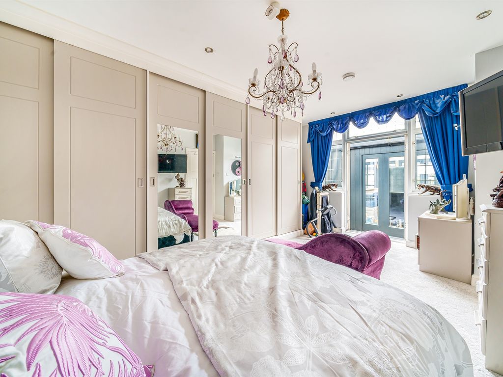 1 bed flat for sale in Gunnersbury Avenue, London W3, £495,000