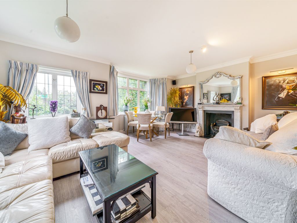 1 bed flat for sale in Gunnersbury Avenue, London W3, £495,000