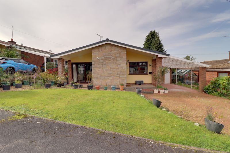 3 bed detached bungalow for sale in Ridgeway Close, Hyde Lea, Stafford ST18, £360,000