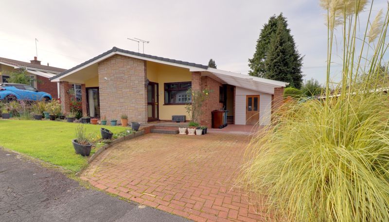 3 bed detached bungalow for sale in Ridgeway Close, Hyde Lea, Stafford ST18, £360,000