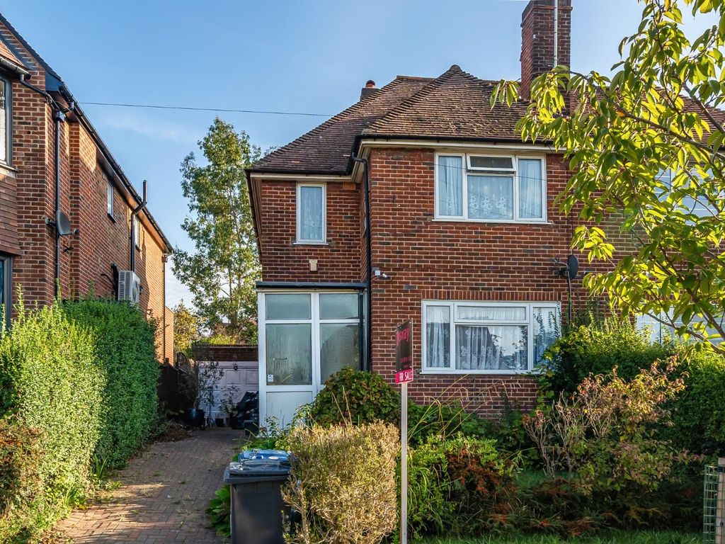 3 bed property for sale in Sunnyfield, London NW7, £890,000