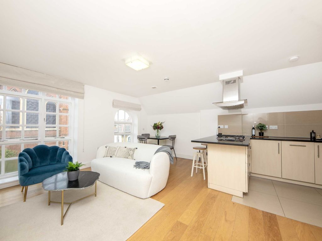 2 bed flat for sale in Dalling Road, London W6, £650,000
