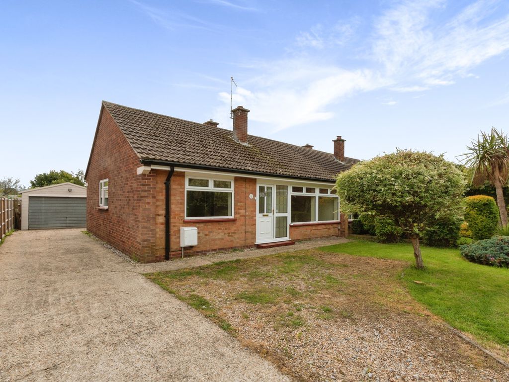 3 bed bungalow for sale in Millers Road, Tadley, Hampshire RG26, £375,000