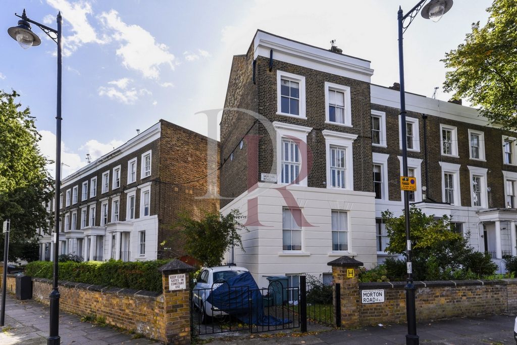 3 bed flat for sale in Morton Road, Islington N1, £900,000