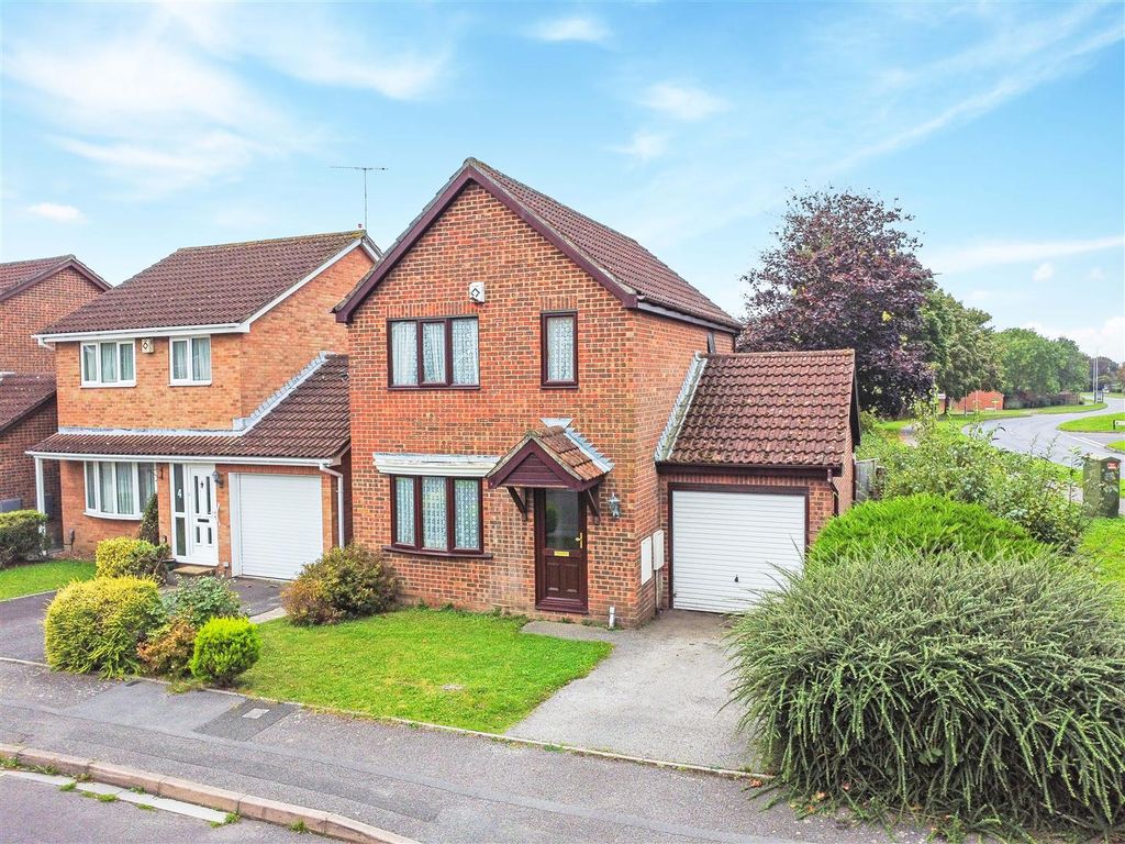 3 bed detached house for sale in Godmanston Close, Poole BH17, £375,000