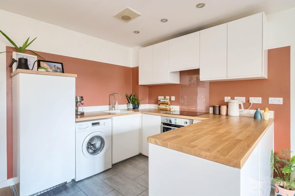2 bed flat for sale in Cowley, Oxfordshire OX4, £325,000