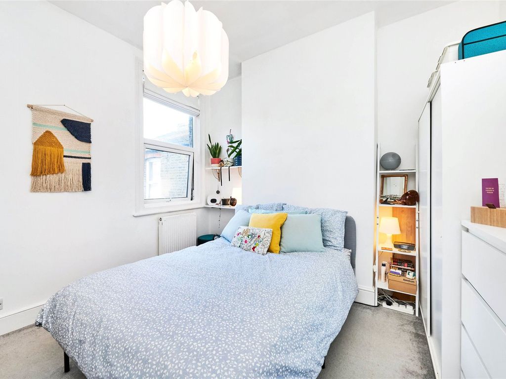 2 bed flat for sale in Leverson Street, Furzedown SW16, £425,000