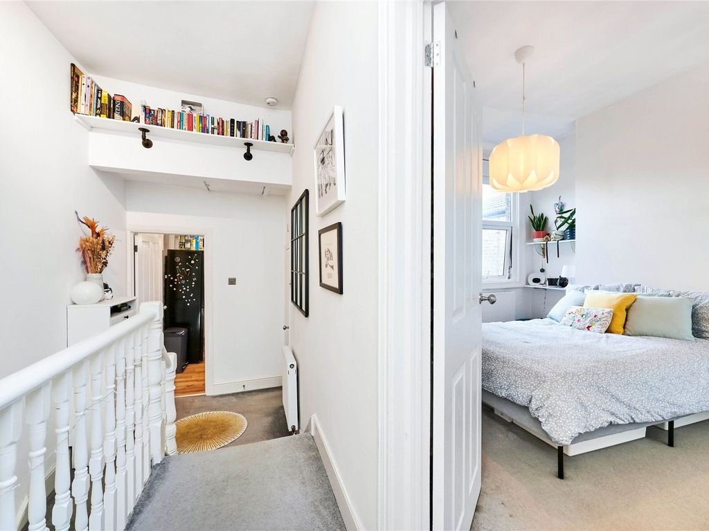 2 bed flat for sale in Leverson Street, Furzedown SW16, £425,000