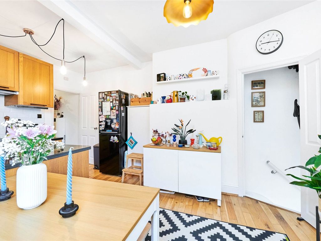 2 bed flat for sale in Leverson Street, Furzedown SW16, £425,000