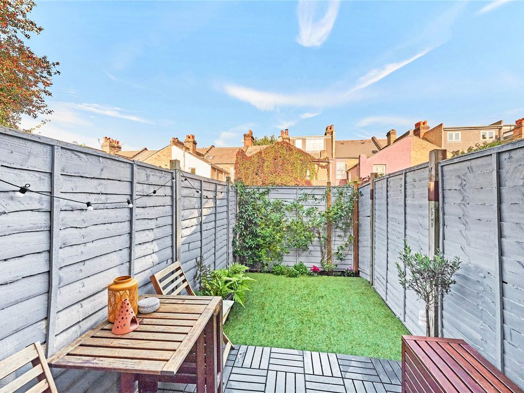 2 bed flat for sale in Leverson Street, Furzedown SW16, £425,000