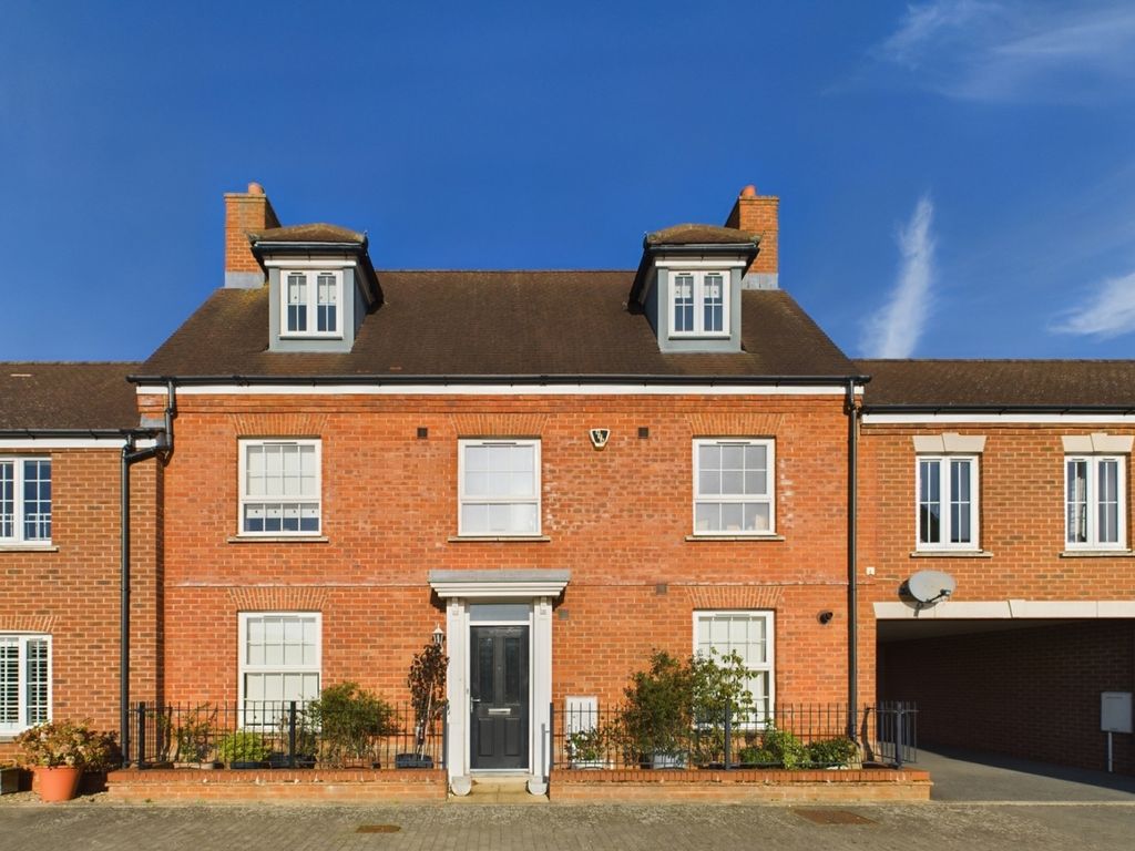 4 bed town house for sale in Lincoln, Buckingham MK18, £425,000