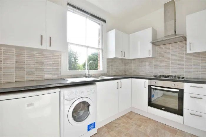 2 bed flat to rent in Dartmouth Road, Mapesbury, London NW2, £2,232 pcm