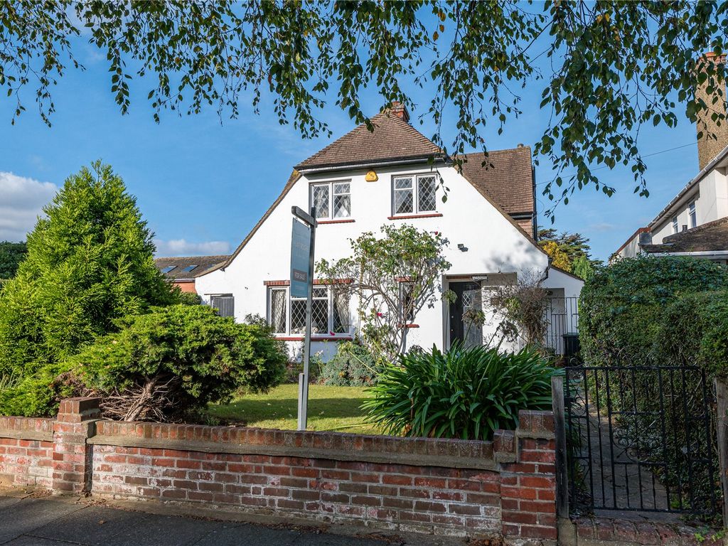 3 bed detached house for sale in The Broadway, Thorpe Bay SS1, £795,000