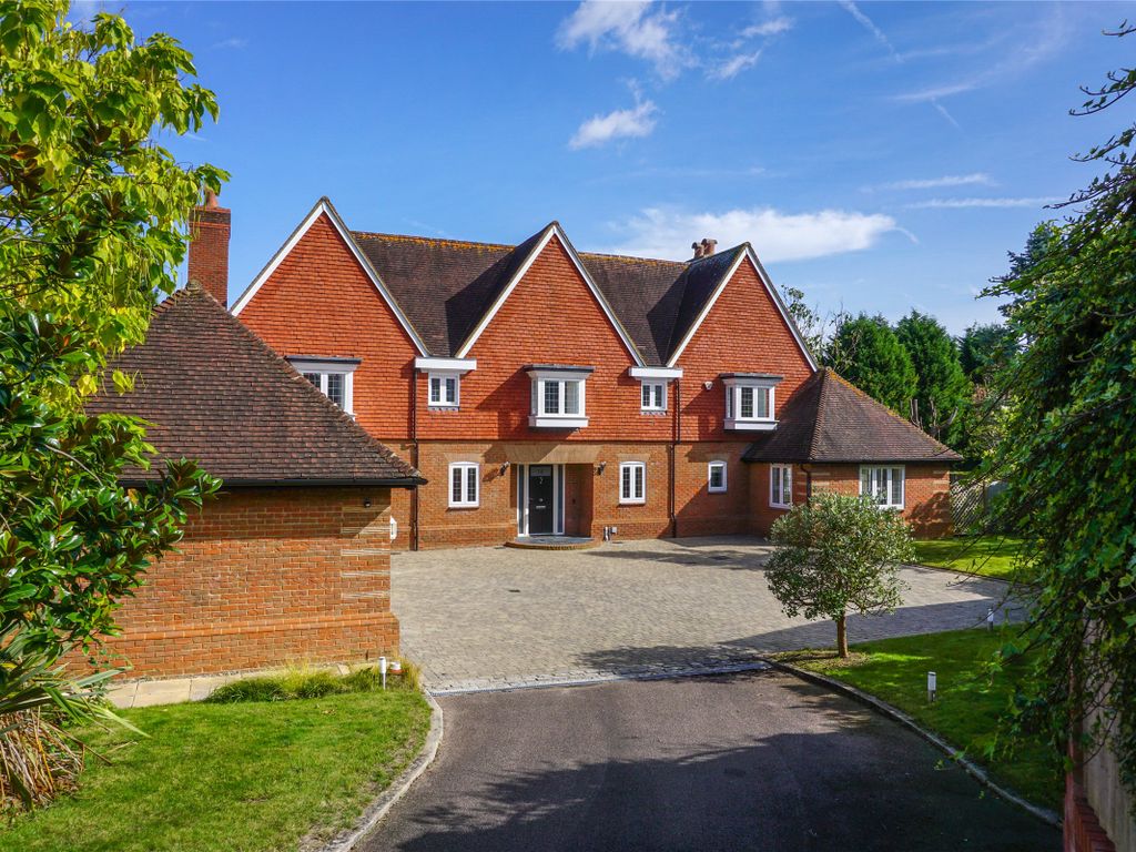5 bed detached house to rent in Rykens Lane, Betchworth, Surrey RH3, £5,000 pcm