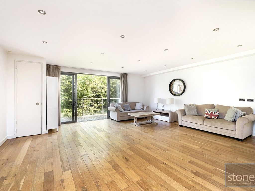 3 bed flat for sale in Finchley Road, London NW3, £1,050,000