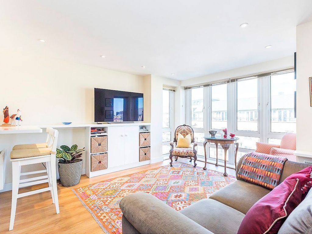 1 bed flat for sale in St. Davids Square, Isle Of Dogs E14, £350,000
