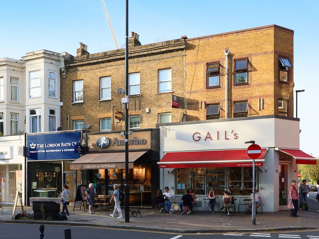 1 bed flat for sale in Chiswick High Road, Chiswick W4, £395,000